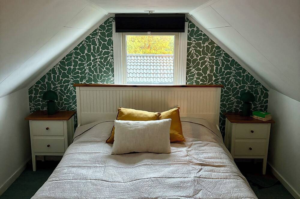 Das schwedische Seehaus mit Gästehaus, privatem Steg und Ruderboot in Trollhättan, Vänern