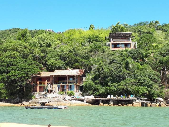 Casas e apartamentos de temporada para 4 pessoas, com vista e jardim em Bombinhas