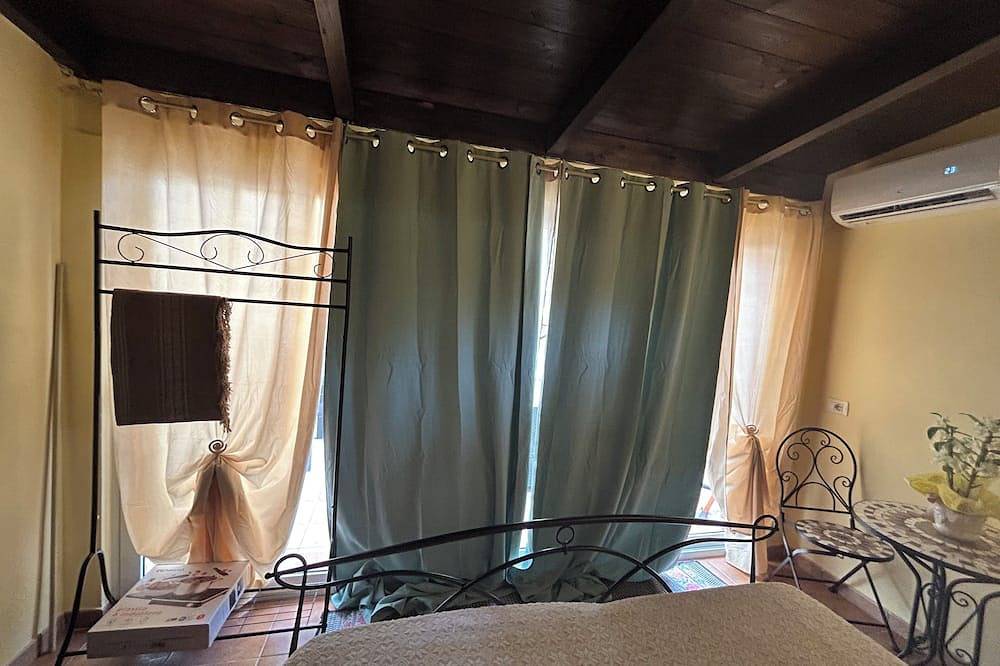 Room with private bathroom, patio. in Torre Degli Ulivi, Capoterra