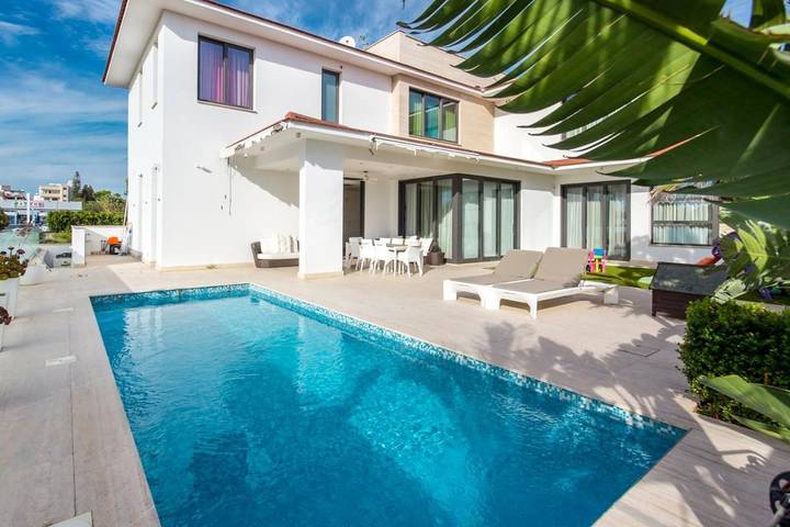 Villa for 12 people, with Pool and View in Larnaca