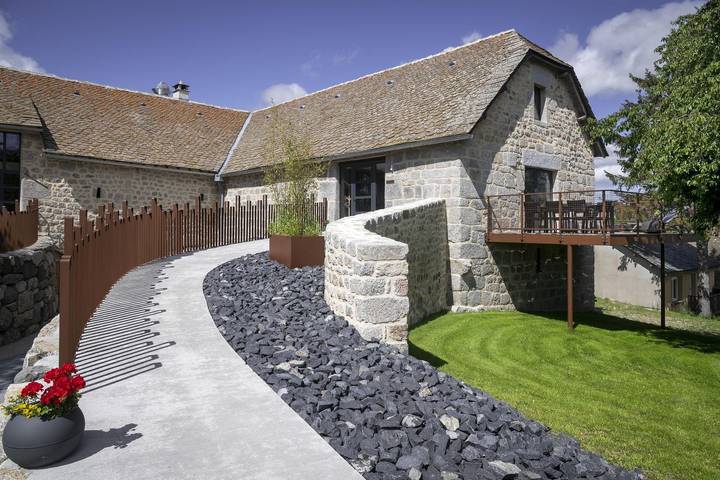 Gîte pour 8 personnes, avec Balcon et Terrasse ainsi que Jardin et Vue dans Prinsuéjols