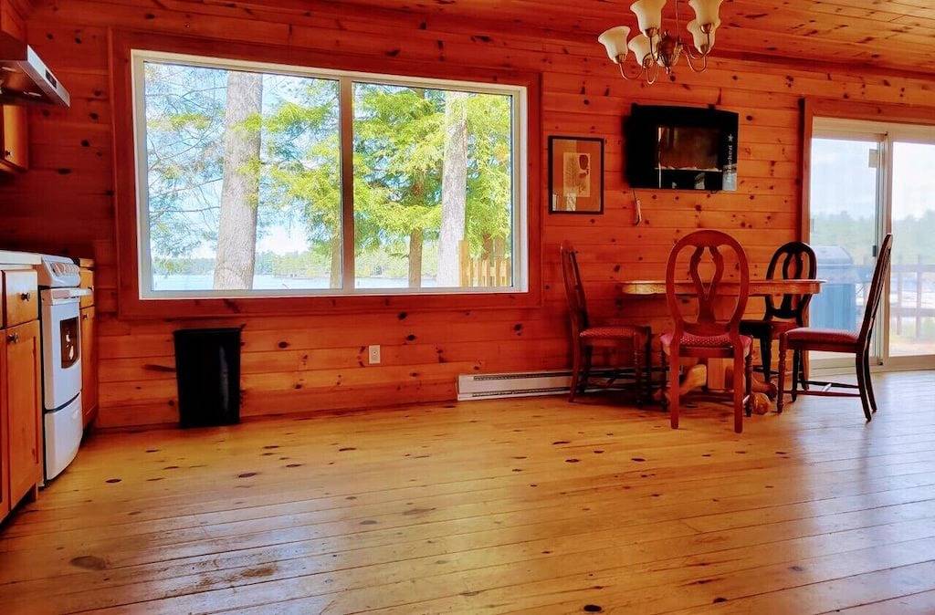 Lakefront Muskoka Beautiful Cottage in Muskoka