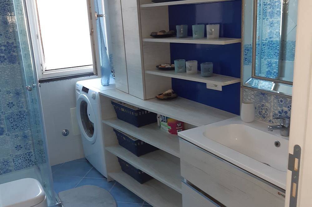 Appartamento intero, Appartamento elegante e confortevole con terrazza e piscina in Procida, Napoli e dintorni