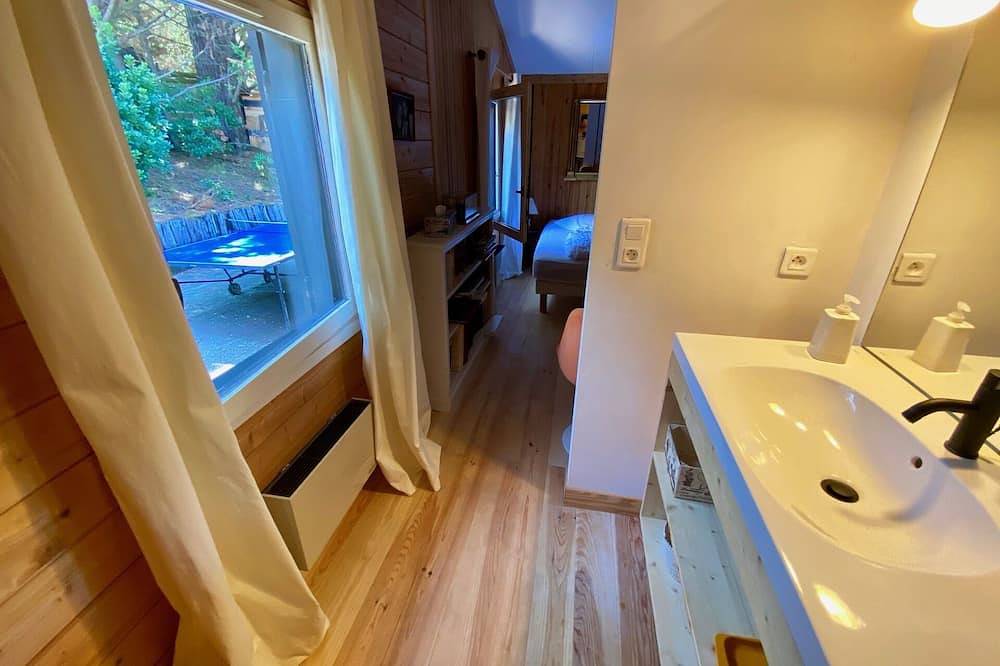 House with spacious pool area, garden, in central beach location, Wifi in Le Canon, Lège-Cap-Ferret