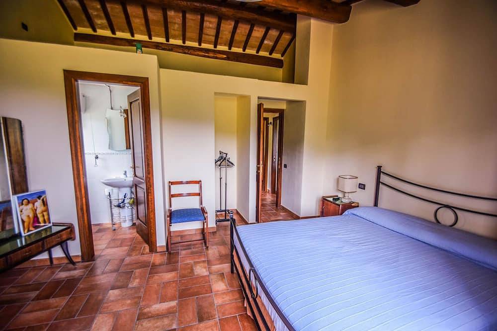 House with private pool/garden 5 km from village. Quiet street & panoramic views in Avigliano Umbro, Terni Provinz