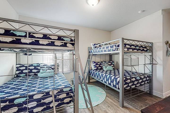 Vacation house for 16 people, with pool and terrace as well as yard, with pets the Florida Panhandle