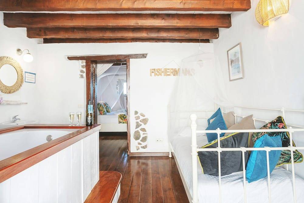 Eco Fishermans Cottage directly by the sea, quiet harbor/sandy beach, in Arrieta, Haría