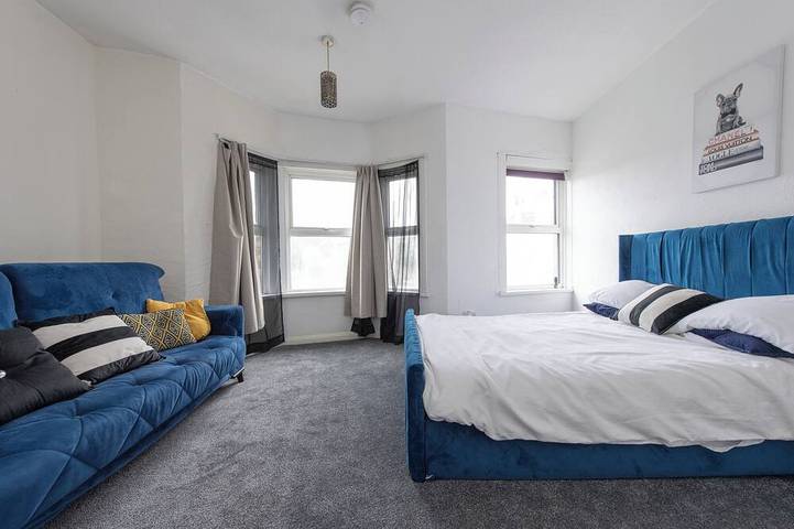 Ganze Wohnung, Perfect 1-bedroom in a 5 bedroom apartment in lovely Chatham for your stay. in Chatham (Großbritannien), Kent Downs