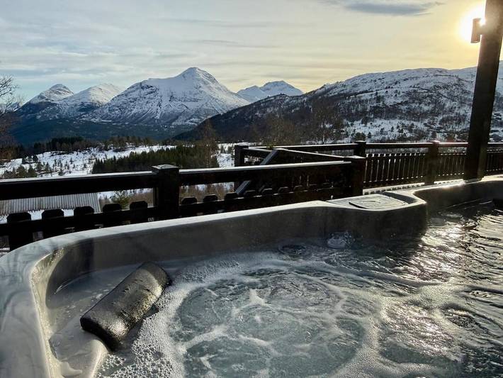 Fjellhytte for 8 personer, med Jacuzzi og Terrasse i tillegg til Utsikt i Stranda 