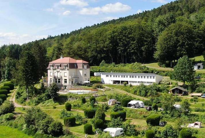 Gîte pour 2 personnes, avec piscine ainsi que vue et jardin à Granges-sur-Vologne