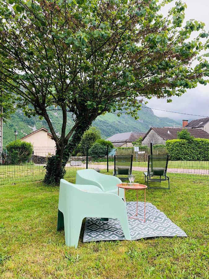 Gîte pour 4 personnes, avec Terrasse et Jardin ainsi que Piscine et Vue à Bielle (Pyrénées-Atlantiques)