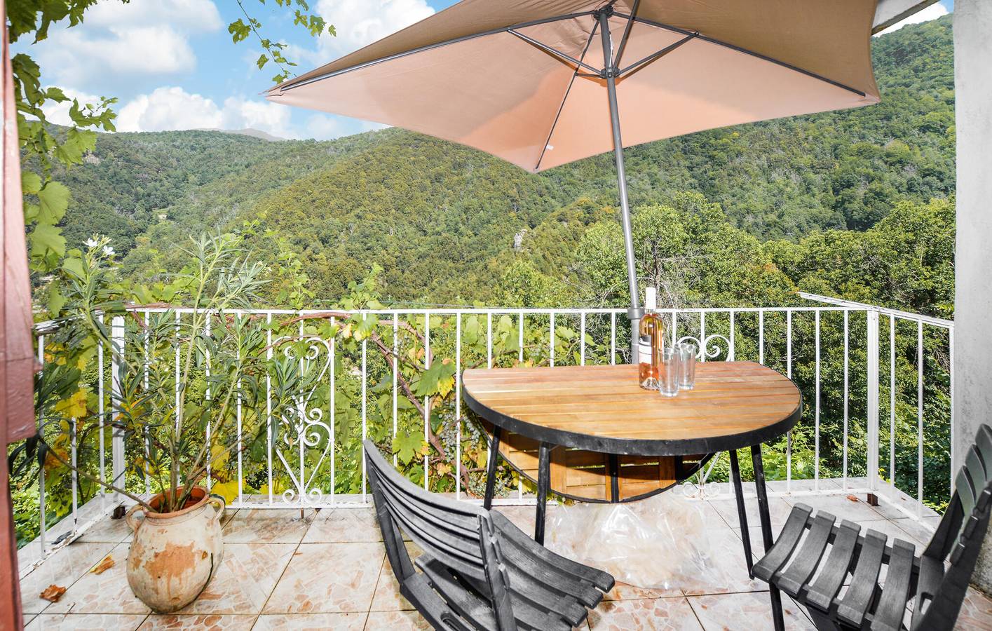 Entire holiday apartment, Cozy Terrace Apartment near Sant'Andréa-di-Bozio Center in Sant'Andréa-di-Bozio, Parc naturel régional de Corse