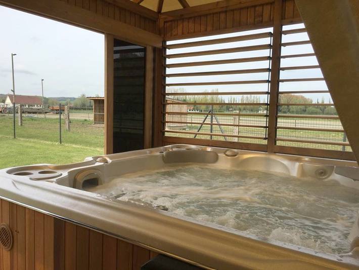 Location de vacances pour 4 personnes, avec Terrasse et Jacuzzi ainsi que Jardin et Vue à Grand-Laviers