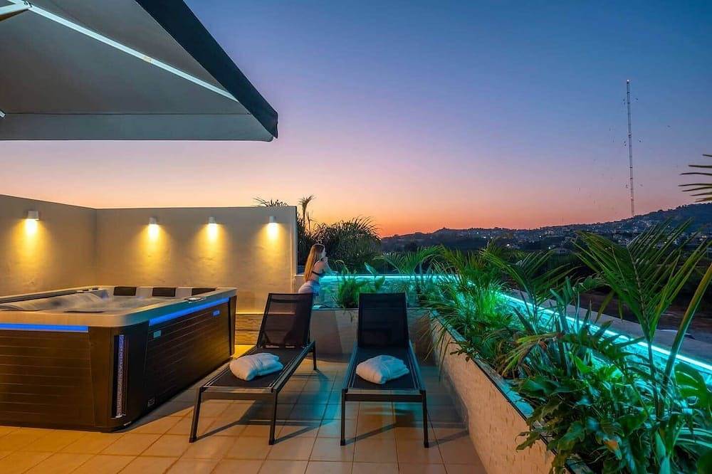 3bd Maisonette with rooftop jacuzzi and views in Chania region
