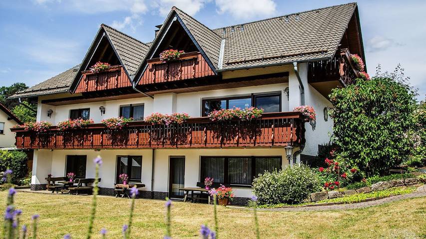 Ferienwohnung für 3 Personen, mit Ausblick und Sauna sowie Garten in Poppenhausen
