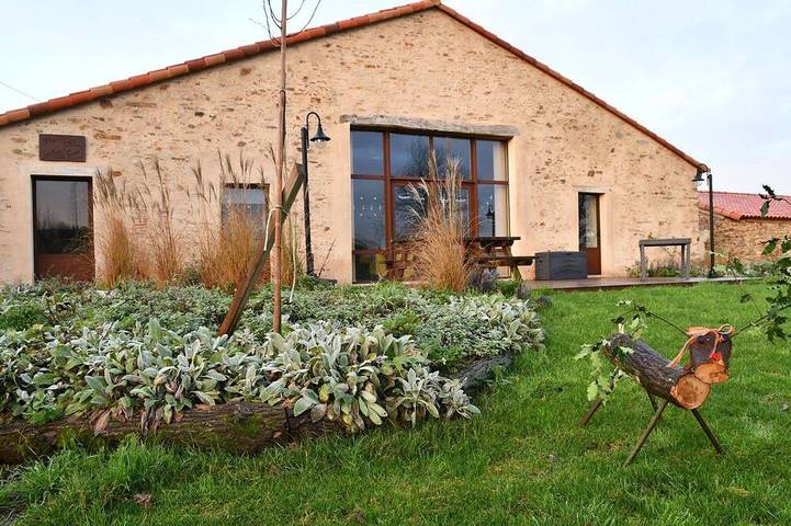 Gîte pour 14 personnes, avec terrasse et jardin à Cheffois