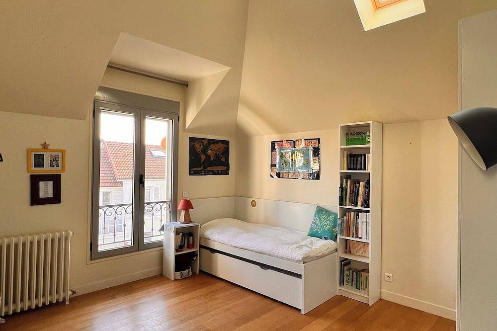 Family home near train station in Garches, Altos del Sena