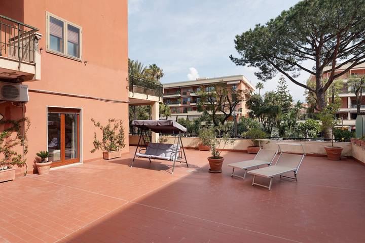 Appartement entier, Appartement « Grand Terrace Family Home » avec terrasse privée, Wi-Fi et climatisation in Sorrento, Sorrento Coast