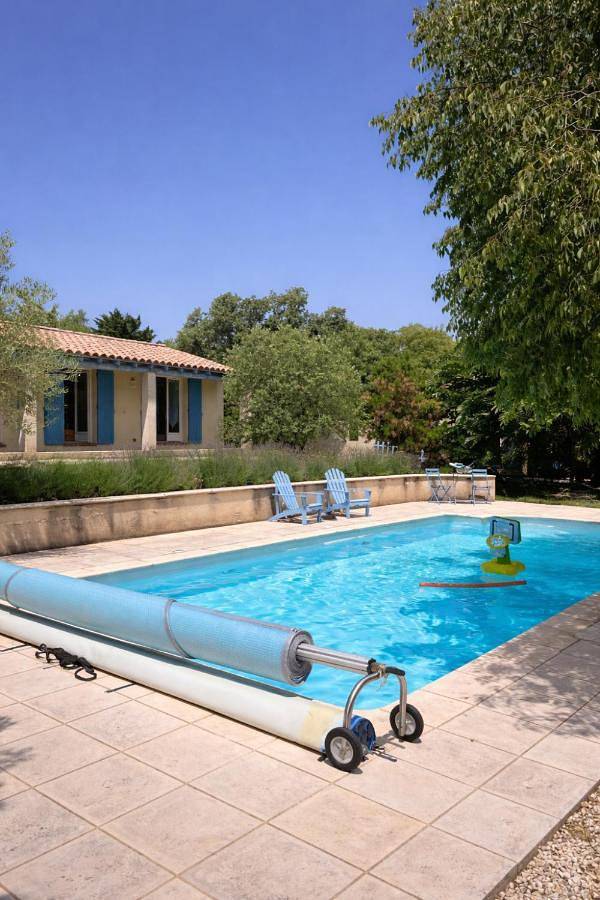 Location de vacances pour 12 personnes, avec piscine ainsi que vue et jardin, animaux acceptés à Salazac