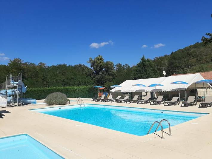 Camping pour 4 personnes, avec Terrasse et Jardin ainsi que Bassin pour enfant et Piscine