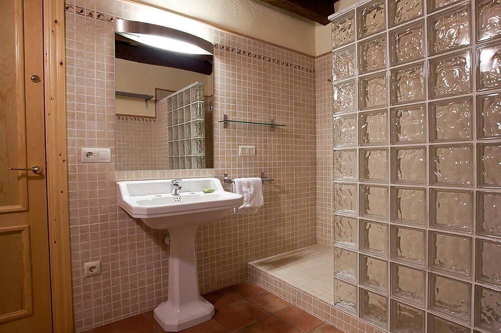 Nice and quiet house near Barcelona, pool and private barbecue. in Avinyó, Pla de Bages DO