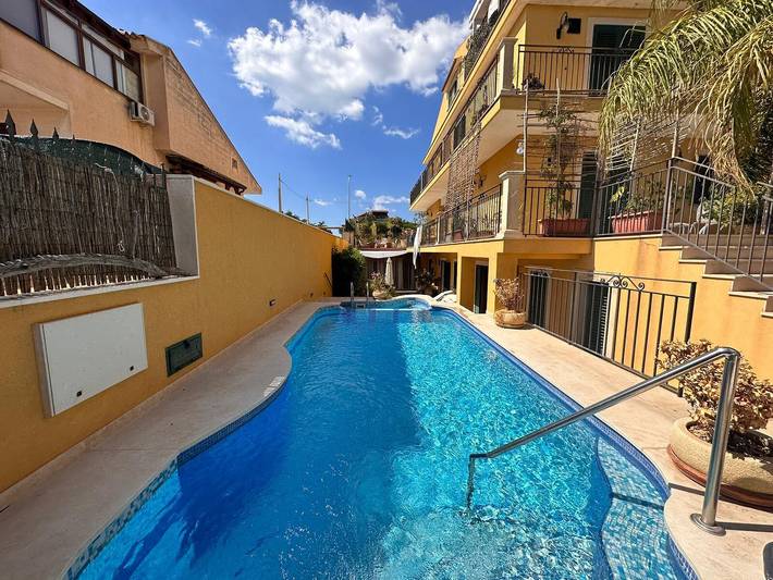 Vacation rental for 15 people, with hot tub and yard in Ragusa