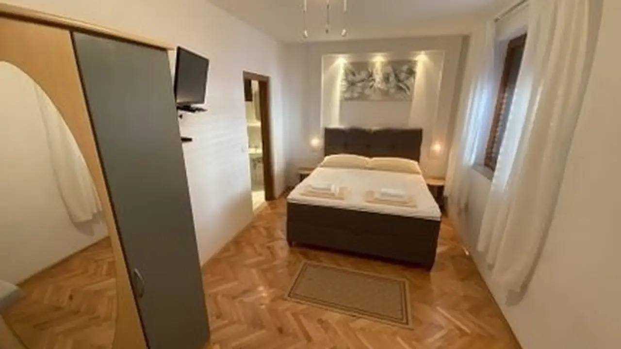 Geheel vakantieappartement, Vakantieappartement voor 3 personen met zwembad in Baška Voda, Makarska Riviera