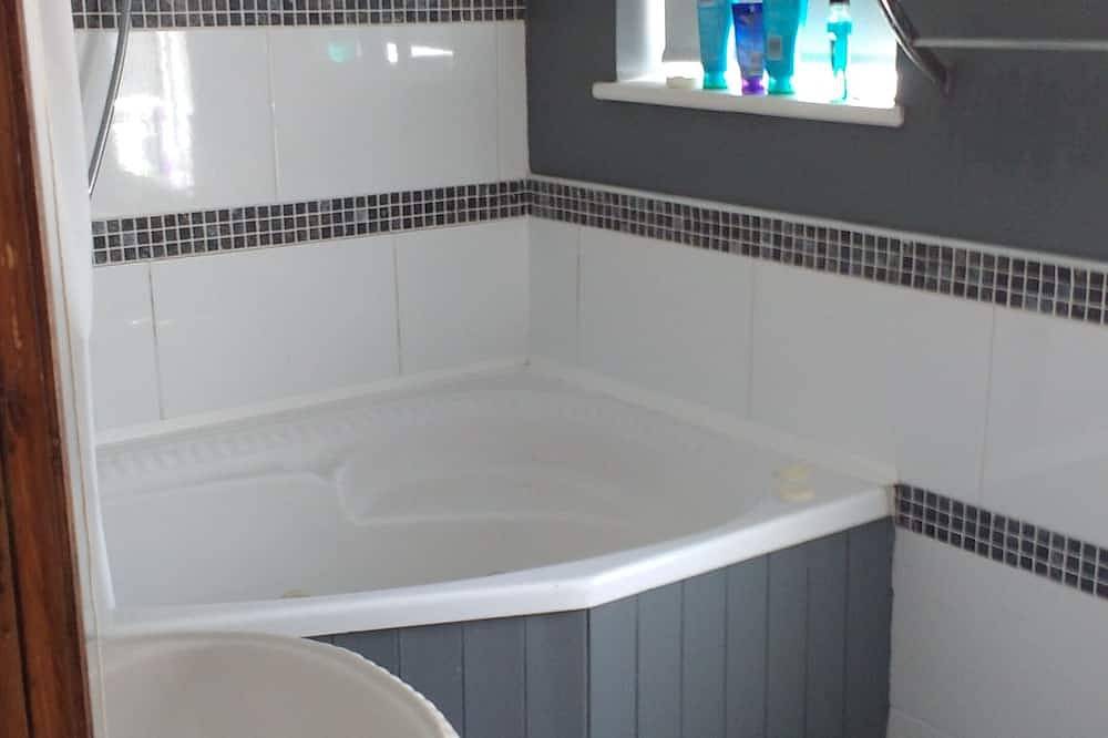 Casa con 3 camere, 2 bagni, di fronte a East Park in Wolverhampton, Birmingham e dintorni