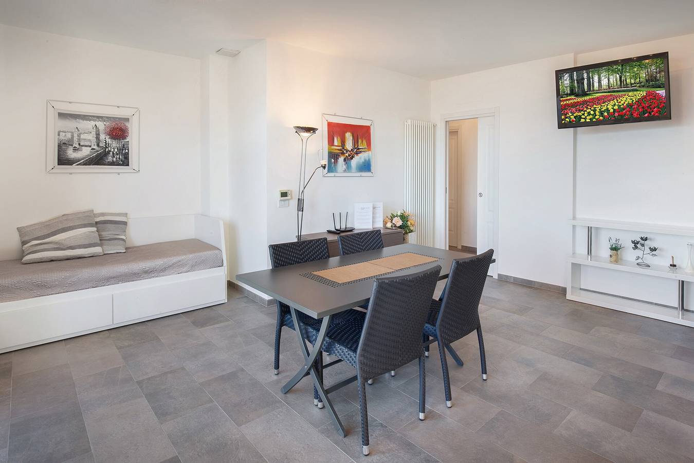 Ganze Wohnung, Villa Loncrino: Obergeschosswohnung mit Seeblick, Pool und Garten in Torri del Benaco, Gardasee-Berge