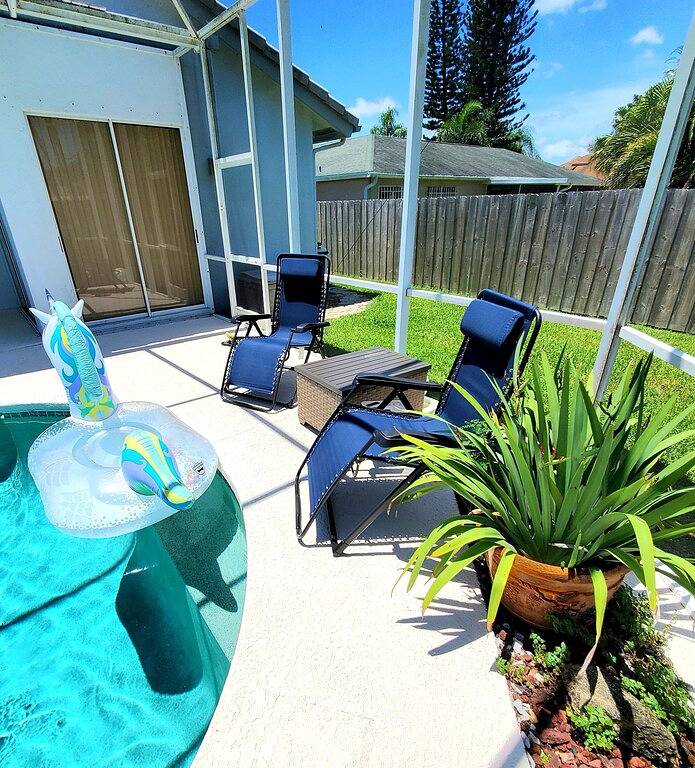 Vacation rental for 12 people, with hot tub and yard, with pets in Port St. Lucie