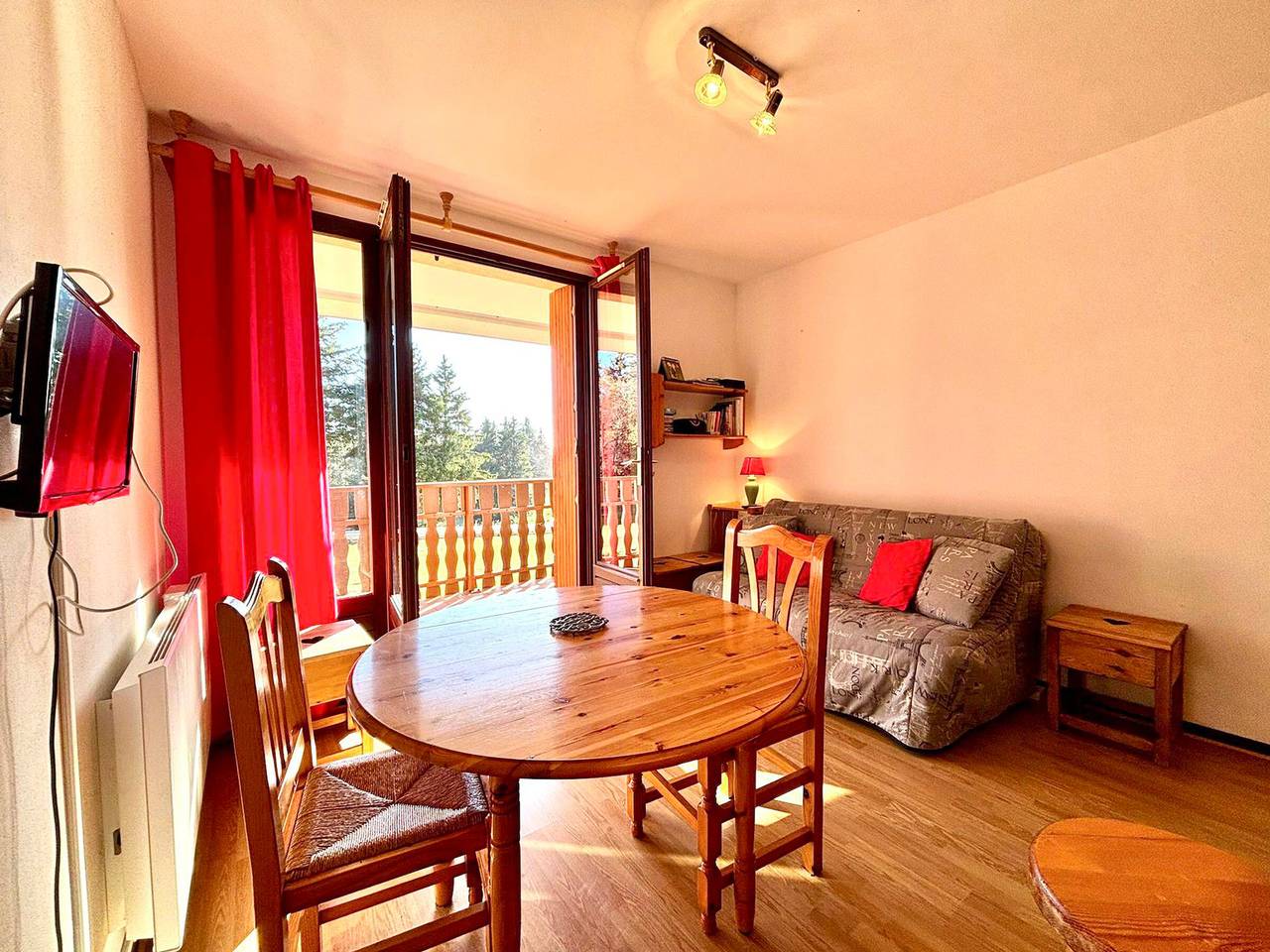 Studio entier, Studio skis aux pieds avec balcon ensoleillé - Animaux admis, parking inclus in Le Revard, Les Déserts