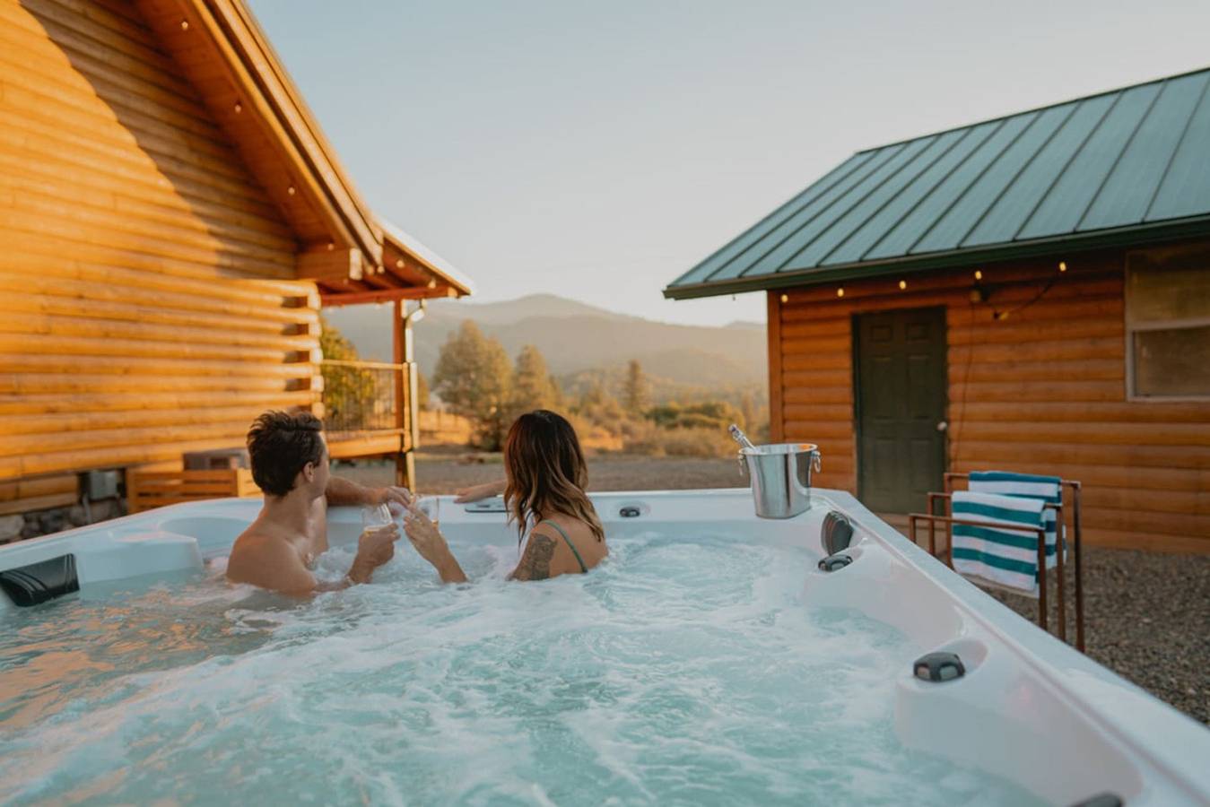 Entire studio, Scenic View Yosemite Cabin with hottub by Casa Oso in Mariposa County