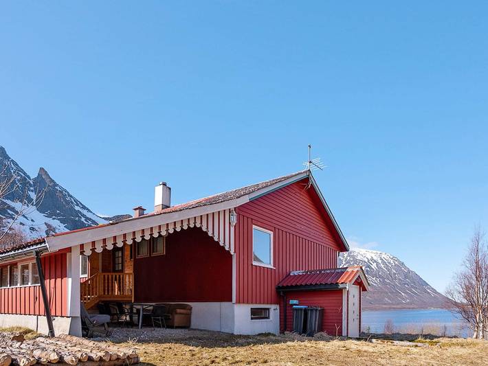 Vacation rental for 6 people, with Terrace and Yard as well as Sauna in Lofoten