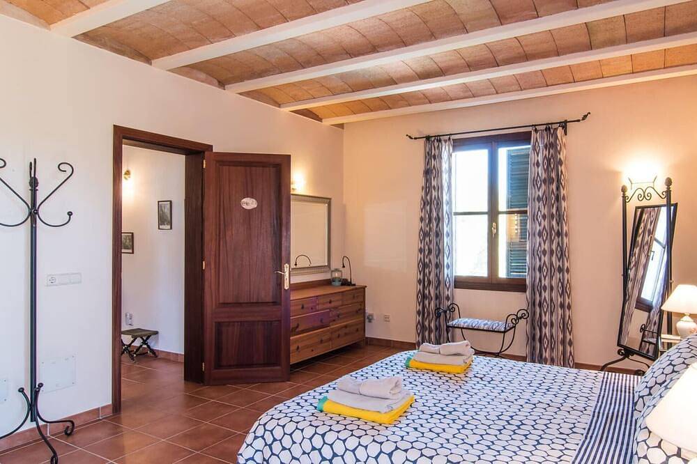 Nice home in Moscari with private swimming pool, can be inside or outside in Moscari, Selva