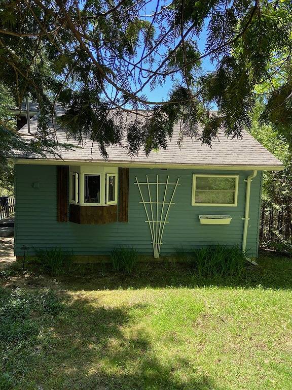 Family-friendly cottage right on Drag River in Algonquin Provincial Park