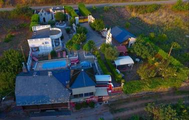 Cottage pour 8 personnes, avec jardin et piscine ainsi que balcon et vue dans Canedo