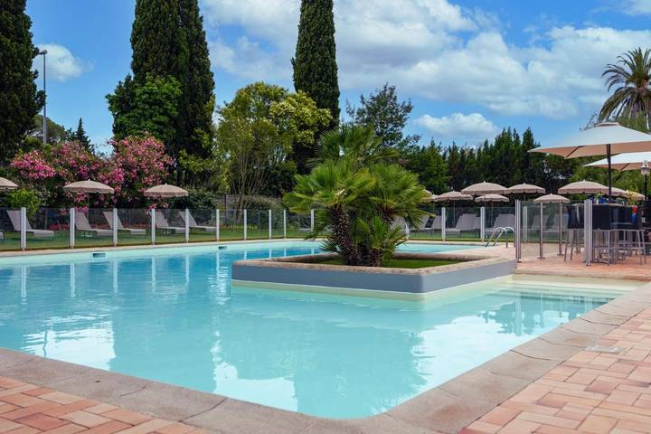 Hôtel pour 2 personnes, avec jardin ainsi que vue et piscine, animaux acceptés dans Golf et Tennis Club de Valescure - 2