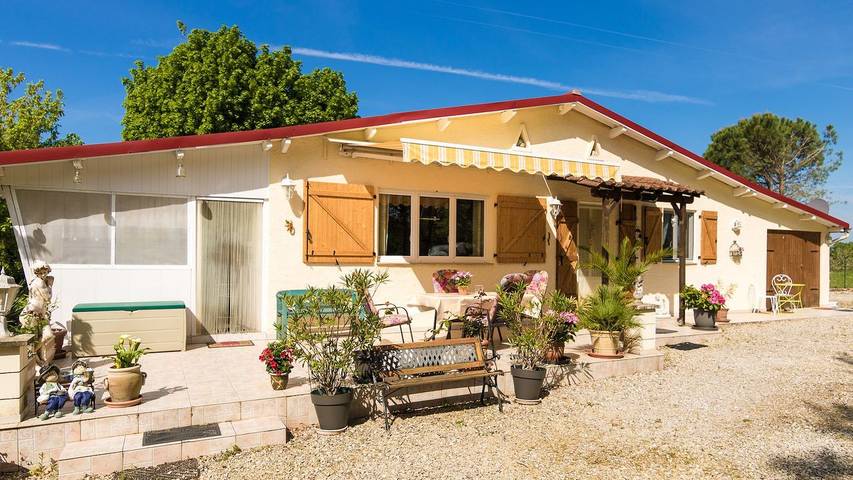 Location de vacances pour 7 personnes, avec jardin ainsi que terrasse et piscine à Nadaillac-de-Rouge