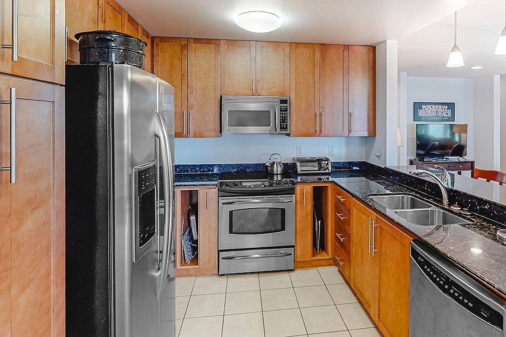 Ganze Wohnung, Contemporary 4th-floor ocean & bay-view retreat with outdoor pool, gym, & Ac in Sandbridge Beach, Sandbridge