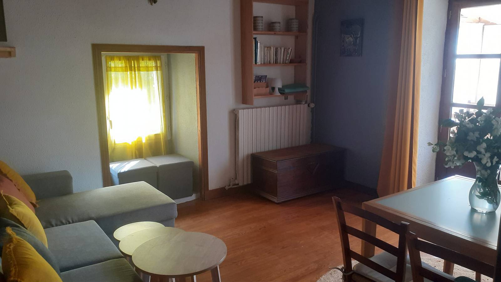 Entire apartment, Apartment 'Gite Le Cèdre' with Mountain View, Private Terrace and Private Garden in Lespéron, Massif Central