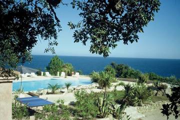 Cottage pour 4 personnes, avec terrasse ainsi que jardin et piscine, animaux acceptés à Sari-Solenzara