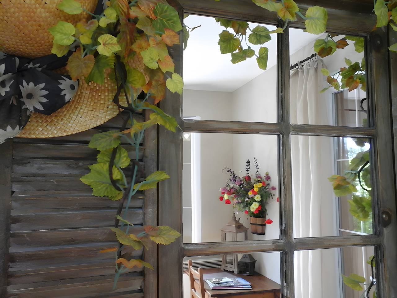 Guest Room “La Treille” with Shared Pool, Communal Terrace, and Wi-Fi in Carcès, Brignoles region