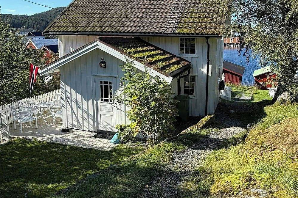 Historisches Holzhaus mit Blick auf den Fjord in Rissa