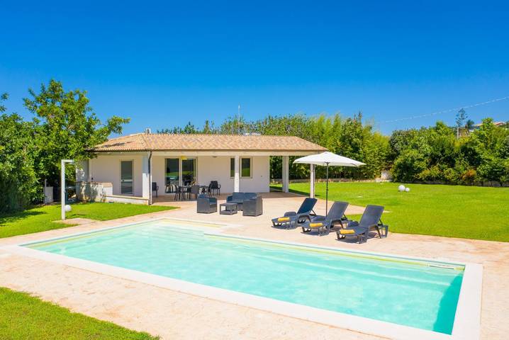 Casa vacanza per 4 persone, con Vista oceano e Terrazza nonché Giardino a Scicli