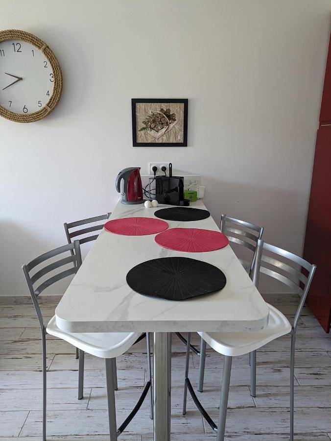 Gîte pour 3 personnes, avec terrasse et vue ainsi que piscine et sauna à La Motte - 2