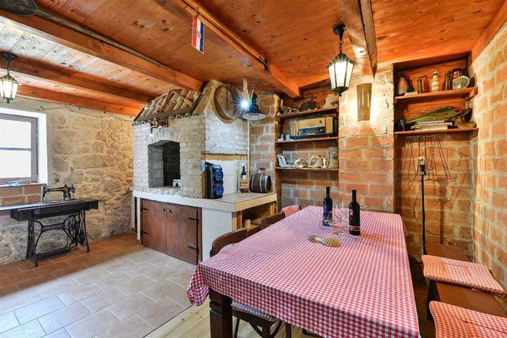 Villa pour 5 personnes, avec balcon, animaux acceptés en Dalmatie