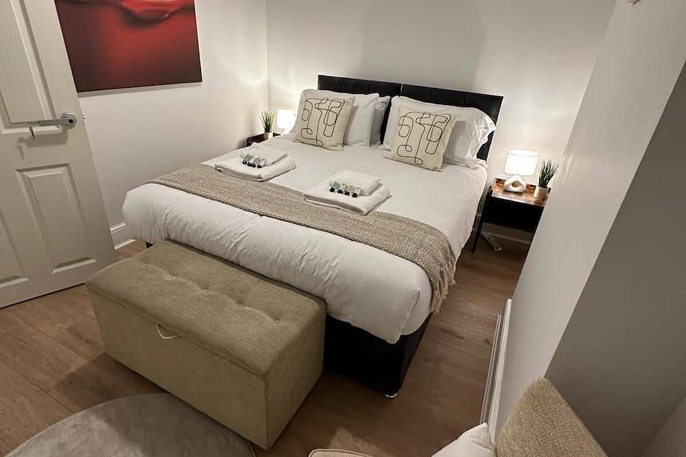 This three bedroom house features zip and link beds, one bathroom and a fully equipped kitchen. in Gloucester (UK), Gloucestershire