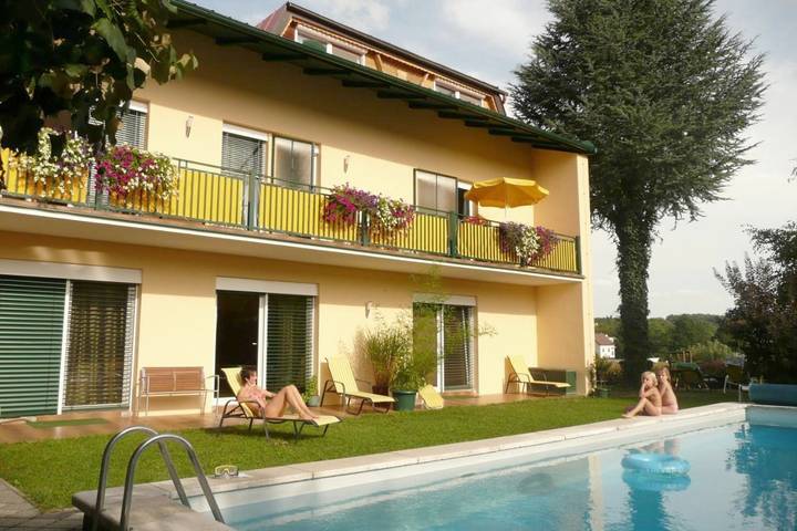 BnB für 2 Personen, mit Terrasse und Garten sowie Pool und Ausblick im Burgenland