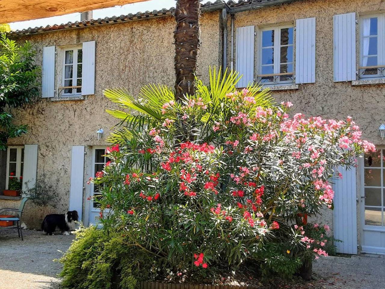 Casa con Jardín Compartido, Terraza y Wifi Cerca del Río Charente in Châteauneuf-sur-Charente, Charente