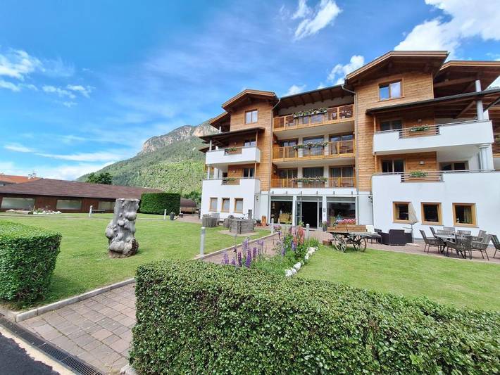 Appartamento per 6 persone, con sauna e giardino nonché panorama e piscina, con animali domestici in Ziano di Fiemme